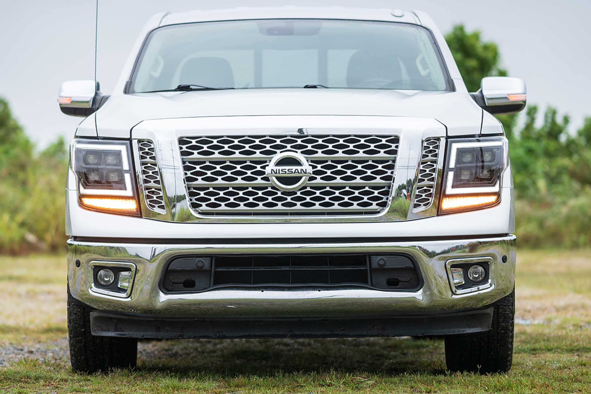 2017 nissan titan daytime running lights